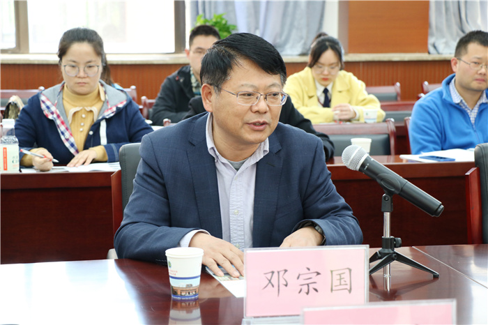 图为合肥七中邓宗国校长对省市级专家表示欢迎并讲话.jpg 图为合肥七中邓宗国校长对省市级专家表示欢迎并讲话.jpg