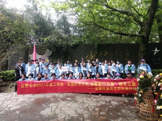 “莫倚高枝纵繁白，也须回首顾螳螂。”(图1)