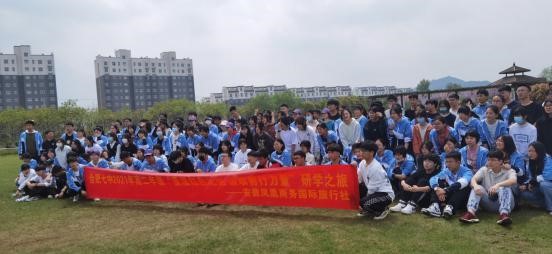 “莫倚高枝纵繁白，也须回首顾螳螂。”(图2)