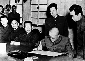 1953年7月27日,彭德怀在朝鲜停战协定上签字.png 1953年7月27日,彭德怀在朝鲜停战协定上签字.png