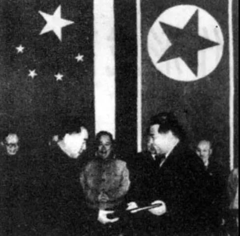 △周恩来和金日成在签字后互换议定书。.jpg △周恩来和金日成在签字后互换议定书。.jpg