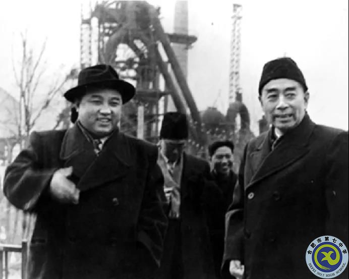 △周恩来在金日成陪同下参观兴南化肥厂。.jpg △周恩来在金日成陪同下参观兴南化肥厂。.jpg