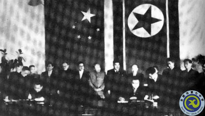 △周恩来和金日成在有关志愿军撤军回国的联合声明上签字。.jpg △周恩来和金日成在有关志愿军撤军回国的联合声明上签字。.jpg