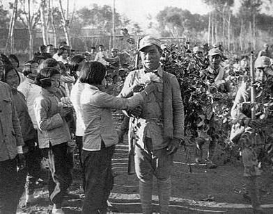 △百姓欢迎百团大战凯旋的八路军.jpg △百姓欢迎百团大战凯旋的八路军.jpg