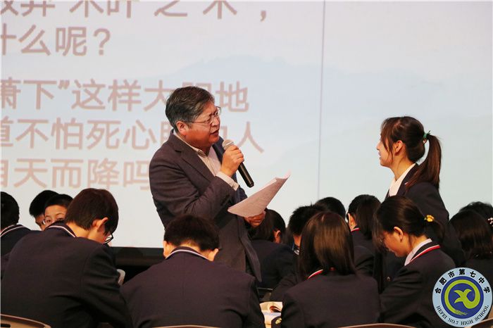 刘孝峰老师与学生互动.jpg 刘孝峰老师与学生互动.jpg