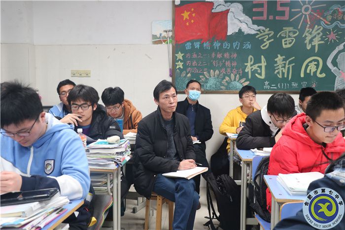 苏卫兵副校长、巫绪忠主任听课中.jpg 苏卫兵副校长、巫绪忠主任听课中.jpg