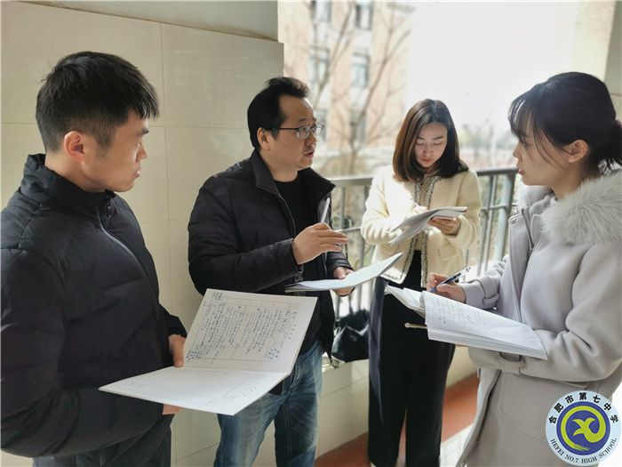 张永剑副校长和顾雪老师课后交流.jpg 张永剑副校长和顾雪老师课后交流.jpg