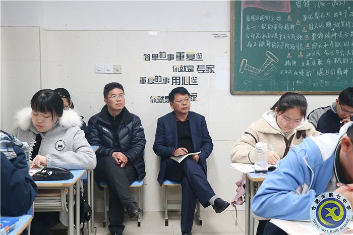 邓宗国校长认真听课,记录 (2).jpg 邓宗国校长认真听课,记录 (2).jpg