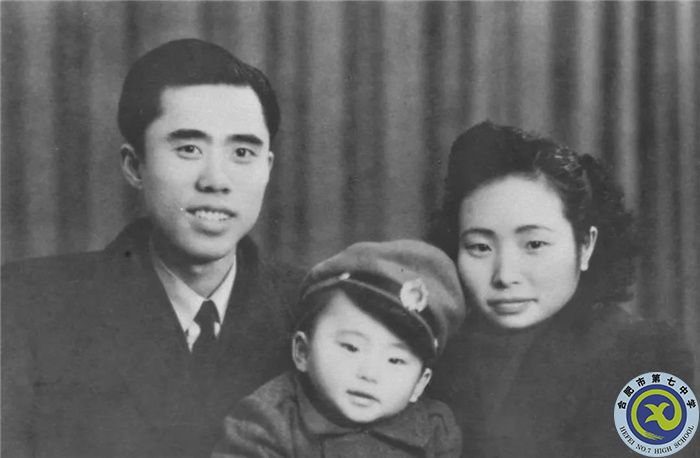 △江姐和丈夫彭咏梧、儿子彭云的合影.jpg △江姐和丈夫彭咏梧、儿子彭云的合影.jpg