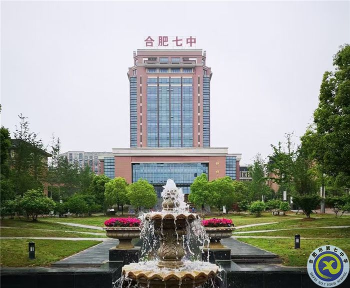 蔷薇花开的路口,毕业留影不言愁(图1) 蔷薇花开的路口,毕业留影不言愁(图1)