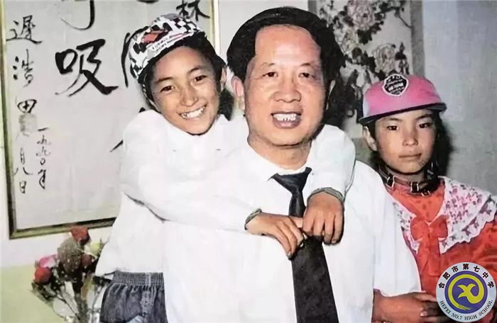 △孔繁森和他领养的藏族儿童在一起。.jpg △孔繁森和他领养的藏族儿童在一起。.jpg