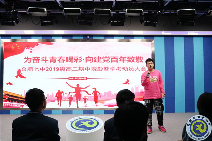 高二1班孙荣俊同学表演歌曲《红烛》.jpg 高二1班孙荣俊同学表演歌曲《红烛》.jpg