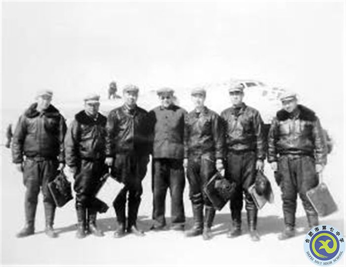 △执行我国第一次空投原子弹试验任务的机组人员.jpg △执行我国第一次空投原子弹试验任务的机组人员.jpg