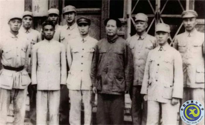 △1949年8月,毛泽东主席接见华东军区海军代表。前排左三为张爱萍,前排左一为黄胜天.jpg △1949年8月,毛泽东主席接见华东军区海军代表。前排左三为张爱萍,前排左一为黄胜天.jpg