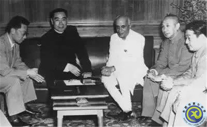 △周恩来总理与印度总理尼赫鲁(左3)举行会谈。.jpg △周恩来总理与印度总理尼赫鲁(左3)举行会谈。.jpg