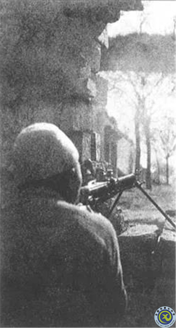 △民兵在地道口抗击进村的敌人.jpg △民兵在地道口抗击进村的敌人.jpg