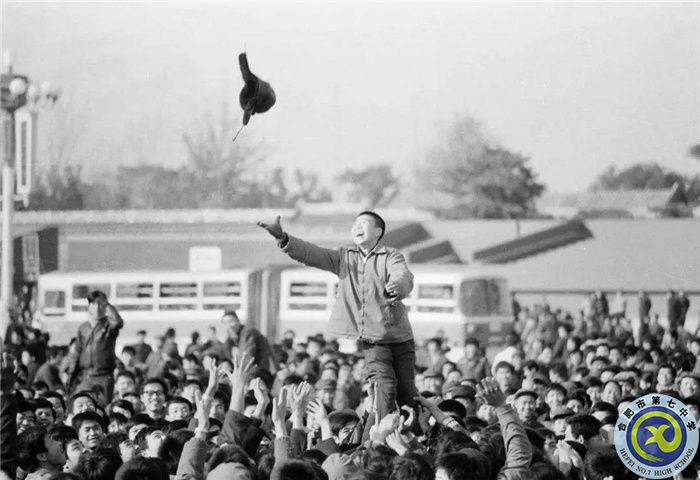 △人群聚拢在天安门广场欢呼:“中国万岁!女排万岁!”.jpg △人群聚拢在天安门广场欢呼:“中国万岁!女排万岁!”.jpg