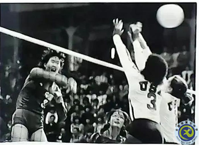 △比赛中,中国女排队员郎平正在扣球.jpg △比赛中,中国女排队员郎平正在扣球.jpg