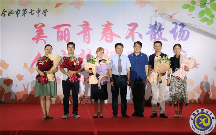 邓校、刘校与高三团队合影.jpg 邓校、刘校与高三团队合影.jpg