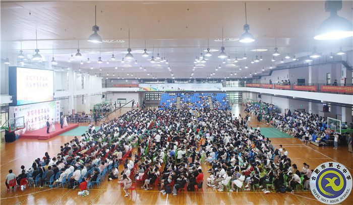 高三毕业典礼全景.jpg 高三毕业典礼全景.jpg