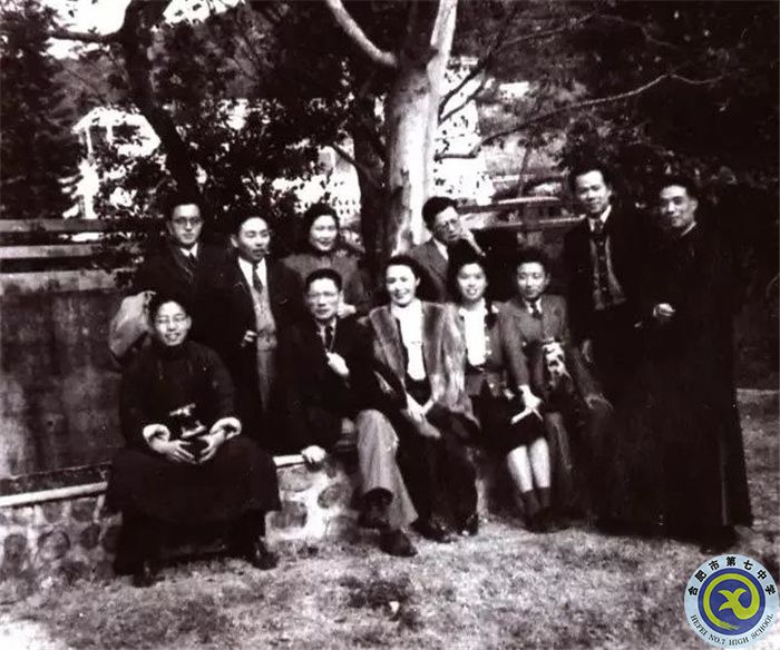 △文艺界人士在香港浅水湾萧红墓前合影(前排左起:丁聪、夏衍、白杨、沈宁、叶以群、周而复、阳翰笙。后排左起:张骏祥、吴祖光、张瑞芳、曹禺).jpg △文艺界人士在香港浅水湾萧红墓前合影(前排左起:丁聪、夏衍、白杨、沈宁、叶以群、周而复、阳翰笙。后排左起:张骏祥、吴祖光、张瑞芳、曹禺).jpg