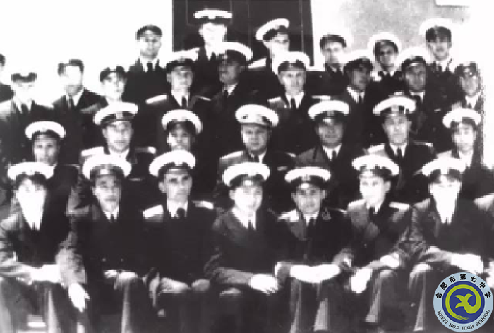 △上世纪五十年代初,中国海军潜艇学习队部分人员与苏联教官合影.png △上世纪五十年代初,中国海军潜艇学习队部分人员与苏联教官合影.png