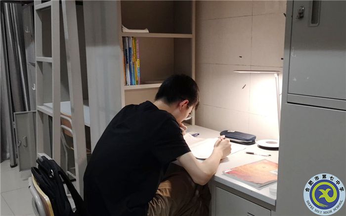 宿舍学习 蔡越.jpg 宿舍学习 蔡越.jpg