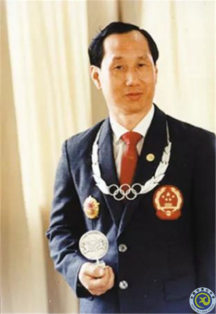 △1987年5月,国际奥委会授予陈镜开奥林匹克银质勋章,这是中国运动员第一次获此殊荣。.jpg △1987年5月,国际奥委会授予陈镜开奥林匹克银质勋章,这是中国运动员第一次获此殊荣。.jpg