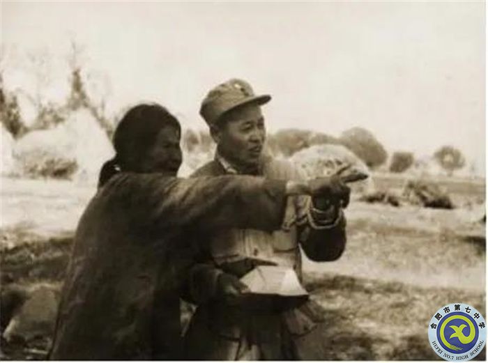 △山东当地一位大娘冒着危险为我军炮兵指挥员指示炮击目标。(孟良崮战役纪念馆供图).jpg △山东当地一位大娘冒着危险为我军炮兵指挥员指示炮击目标。(孟良崮战役纪念馆供图).jpg