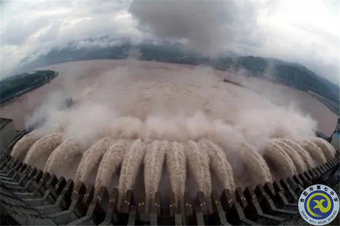 △洪水通过三峡工程泄洪深孔下泄.jpg △洪水通过三峡工程泄洪深孔下泄.jpg