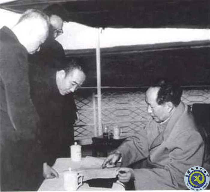 △1958年,毛泽东乘船视察三峡.jpg △1958年,毛泽东乘船视察三峡.jpg