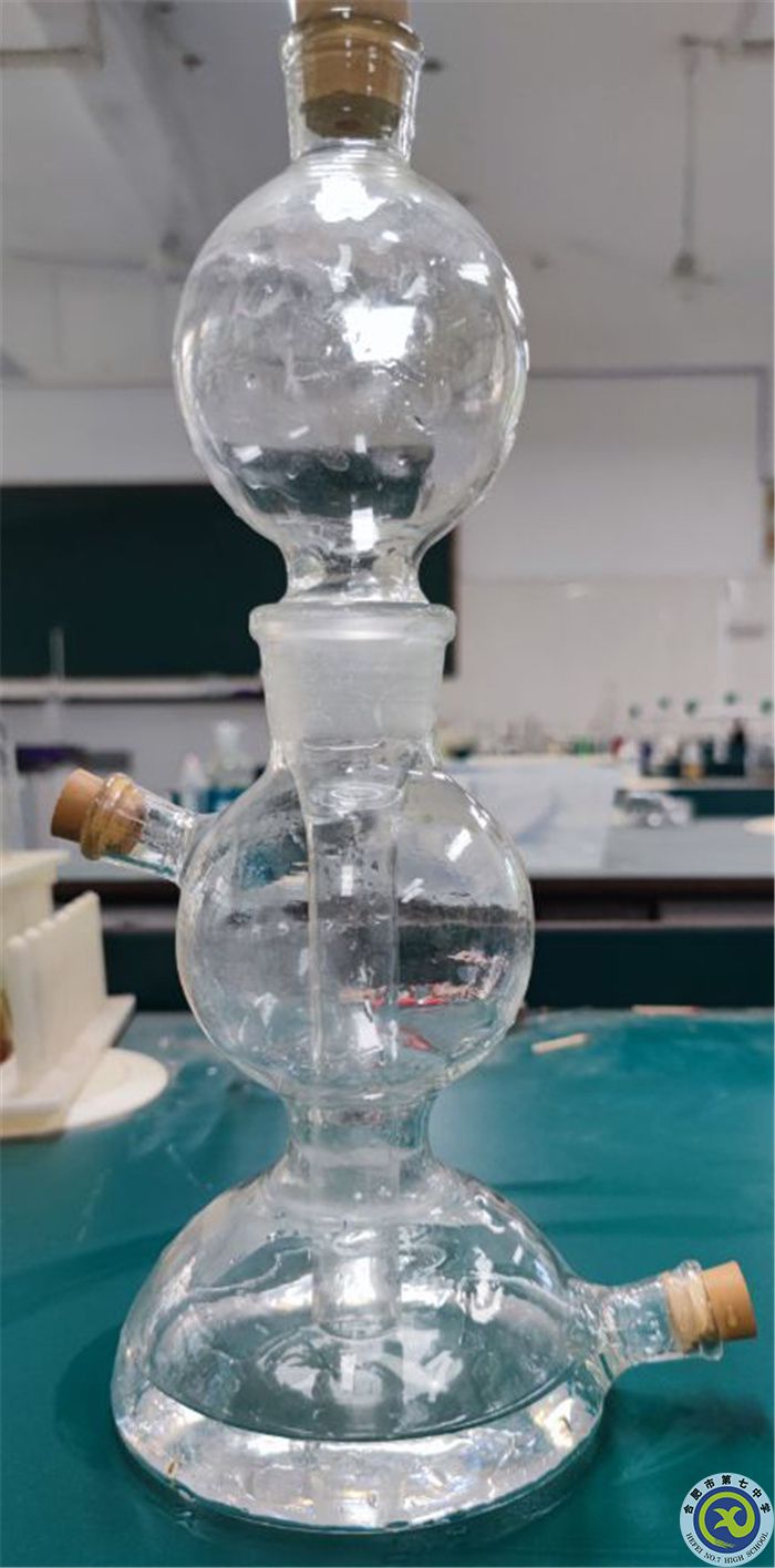 余宗越 化学实验.jpg