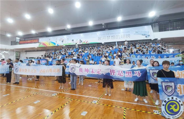 家长们参加学校活动.jpg 家长们参加学校活动.jpg