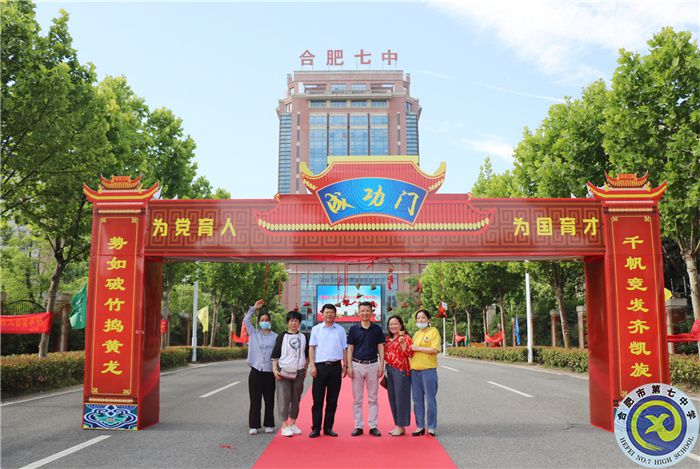 高三离校前邓校、宋主任与家长合影.jpg 高三离校前邓校、宋主任与家长合影.jpg