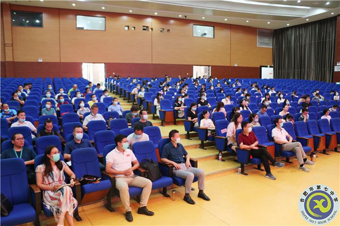 台下的班主任老师们.jpg 台下的班主任老师们.jpg