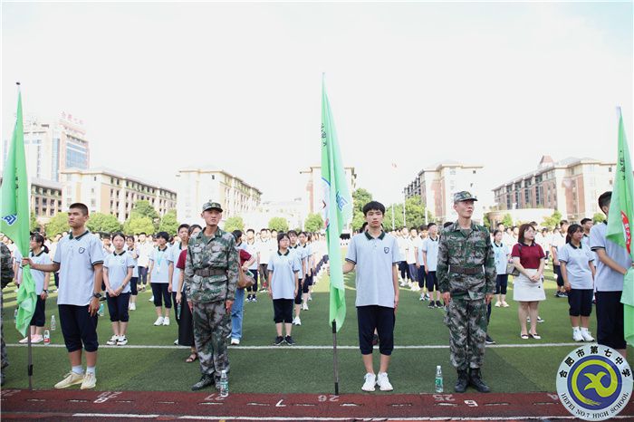 学生和教官.jpg 学生和教官.jpg