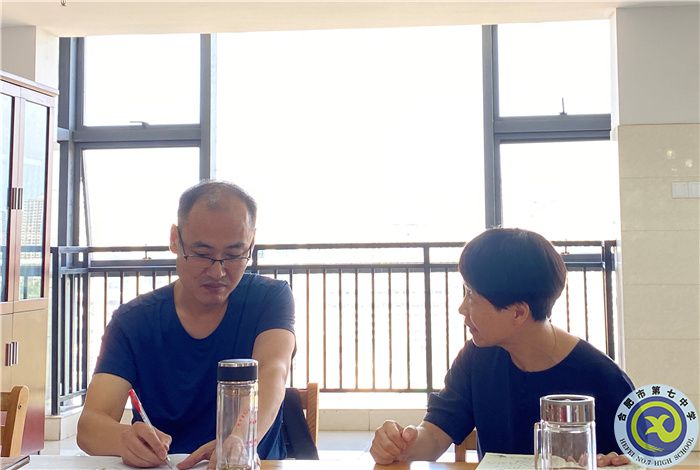 图为李艳老师与周宗俊老师热烈讨论片段.jpg 图为李艳老师与周宗俊老师热烈讨论片段.jpg