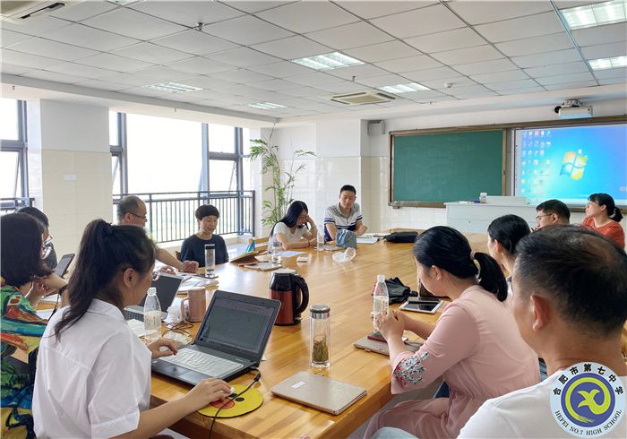 图为历史组集体讨论片段.jpg 图为历史组集体讨论片段.jpg