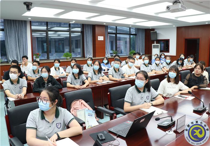 老师、同学们认真听讲.jpg 老师、同学们认真听讲.jpg