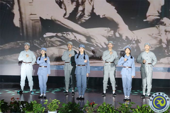 6、血写的课本2.jpg 6、血写的课本2.jpg