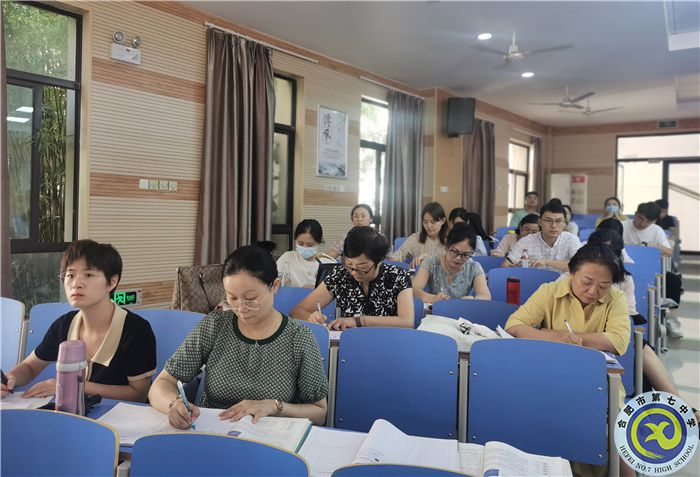 正在听课的生物组老师.jpg 正在听课的生物组老师.jpg