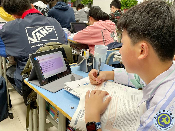 学生利用平板记录课堂笔记.jpg 学生利用平板记录课堂笔记.jpg