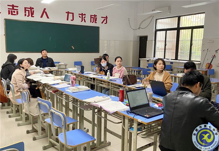 组内老师认真聆听.jpg 组内老师认真聆听.jpg