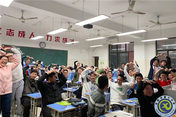 合肥七中高二年级开展“致敬我的班主任”主题班会活动(图1) 合肥七中高二年级开展“致敬我的班主任”主题班会活动(图1)