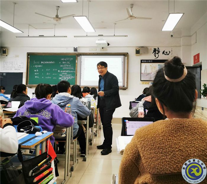图为刘先群副校长示范课.jpg