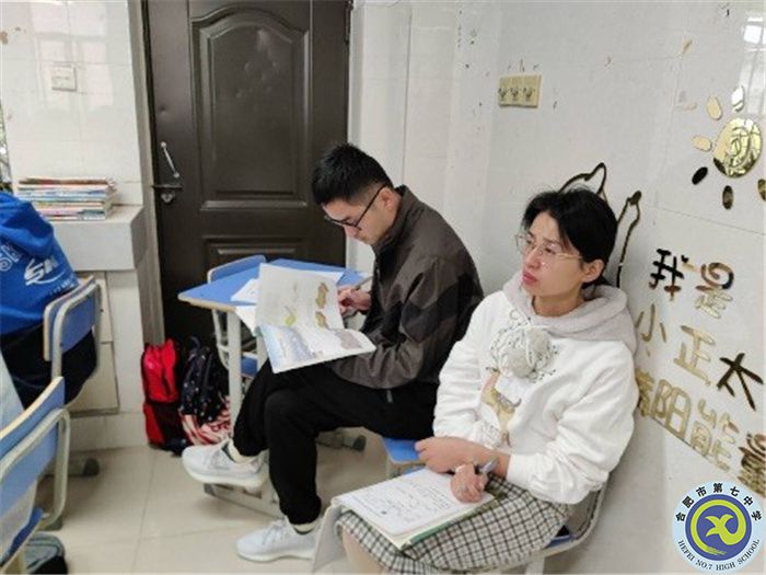 图为地理组其他老师听课学习.jpg 图为地理组其他老师听课学习.jpg