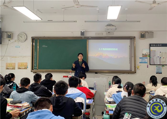 图为姚方老师上课中.jpg 图为姚方老师上课中.jpg