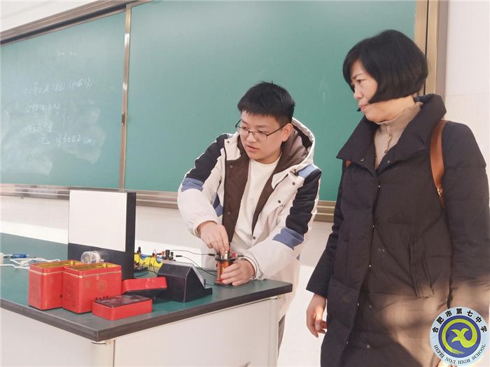 图 为“王特”与实验老师打磨如何更好地演示电磁感应实验.jpg