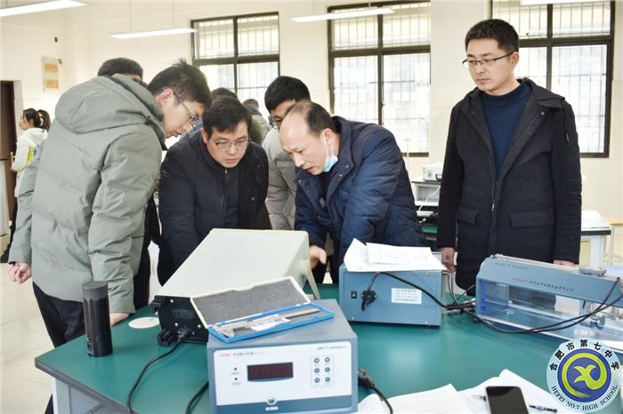 图为声速测量仪的使用.jpg 图为声速测量仪的使用.jpg