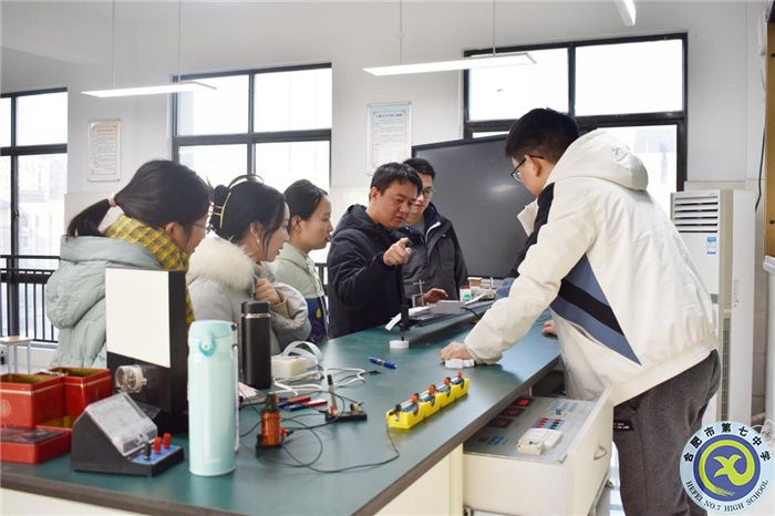 图为牛顿第二定律实验的操作.jpg 图为牛顿第二定律实验的操作.jpg